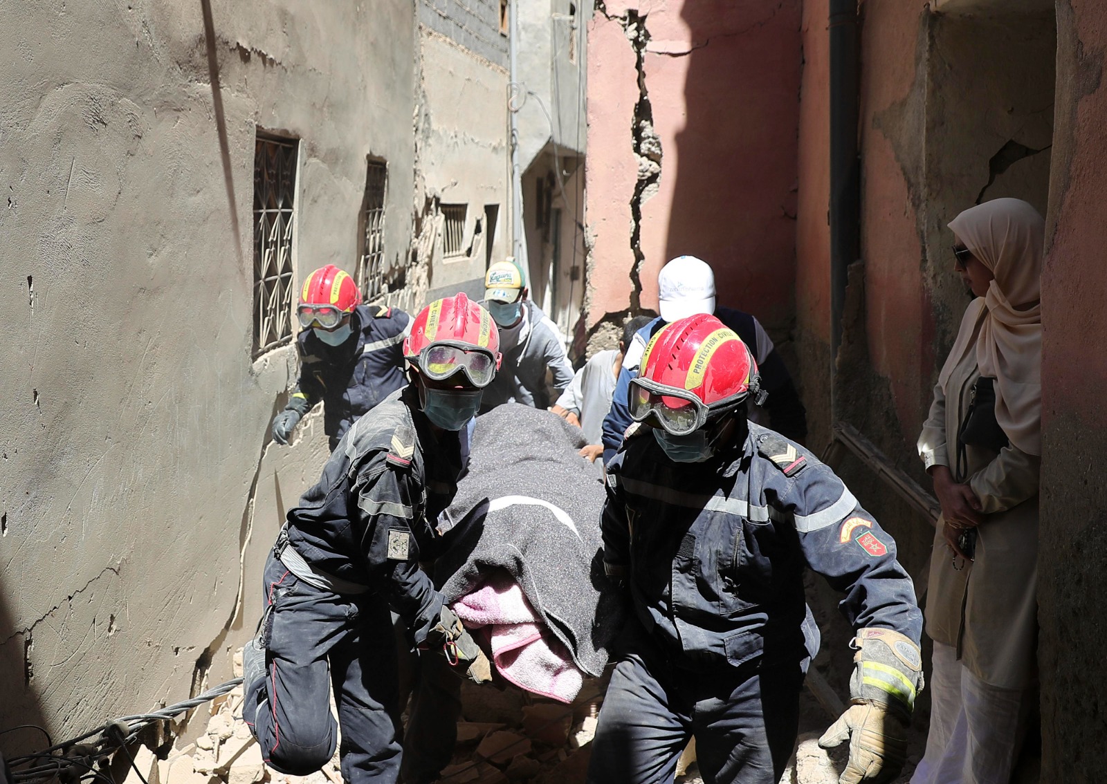 Equipos de rescate continúan búsqueda de sobrevivientes tras terremoto de 6,8 en Marruecos